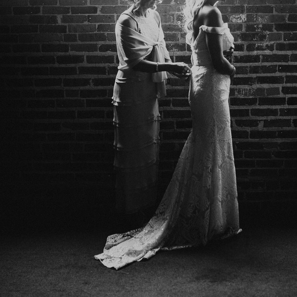 Tara Lauren Wedding Dress - Picture 2 of 5